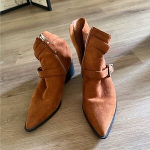 Stylish Tan Ankle Boots in Suede